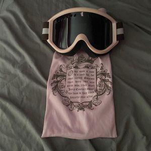 Like new juicy couture snow goggles from the 2000’s. Worn once for an hour.